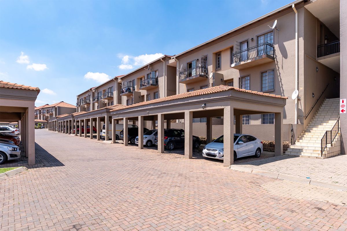 Secure 1 Bedroom Unit for Sale in Kempton Park with 24/7 Security and a pool in the complex. - Photo 3