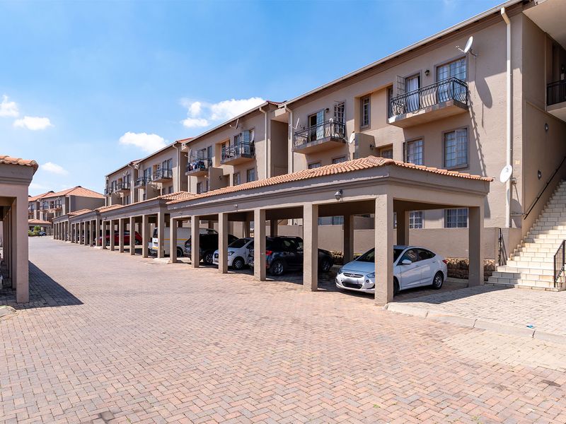 Secure 1 Bedroom Unit for Sale in Kempton Park with 24/7 Security and a pool in the complex. - Photo 3