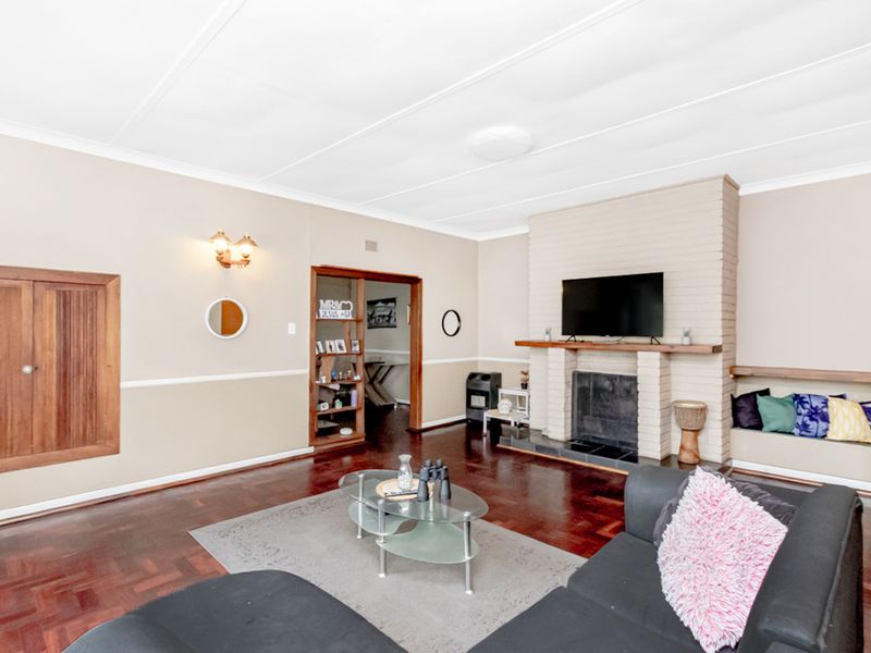 Spacious 4 bedroom, 2 bathroom home - Photo 4