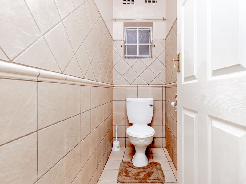 Spacious 4 bedroom, 2 bathroom home - Photo 9