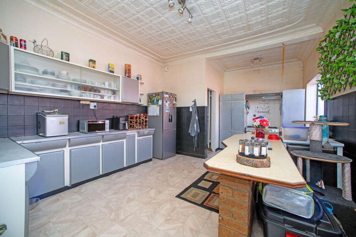 Affordable 3 Bedrom Family Home With Bachelor Pad! - Photo 4