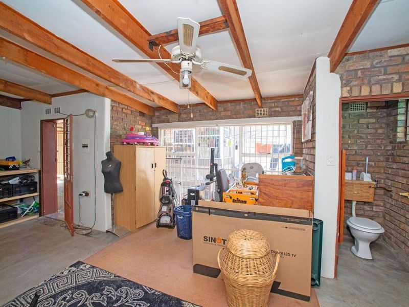 Affordable 3 Bedrom Family Home With Bachelor Pad! - Photo 10