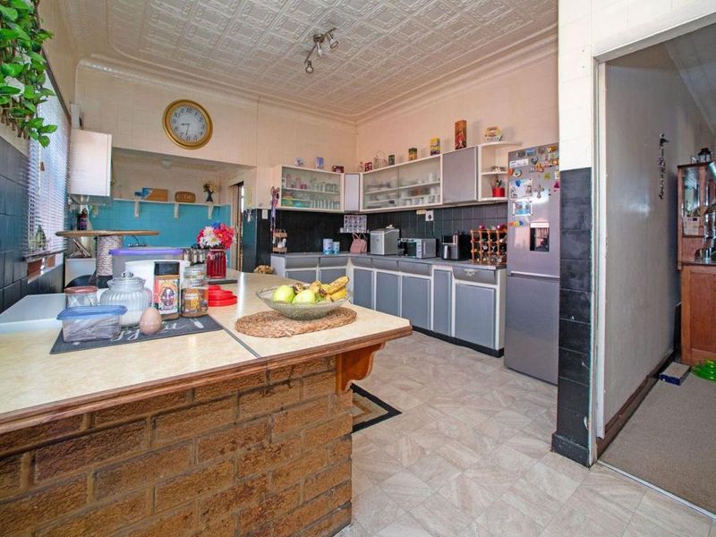 Affordable 3 Bedrom Family Home With Bachelor Pad! - Photo 7