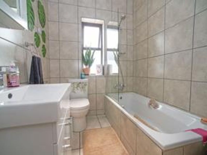 Affordable 3 Bedrom Family Home With Bachelor Pad! - Photo 6