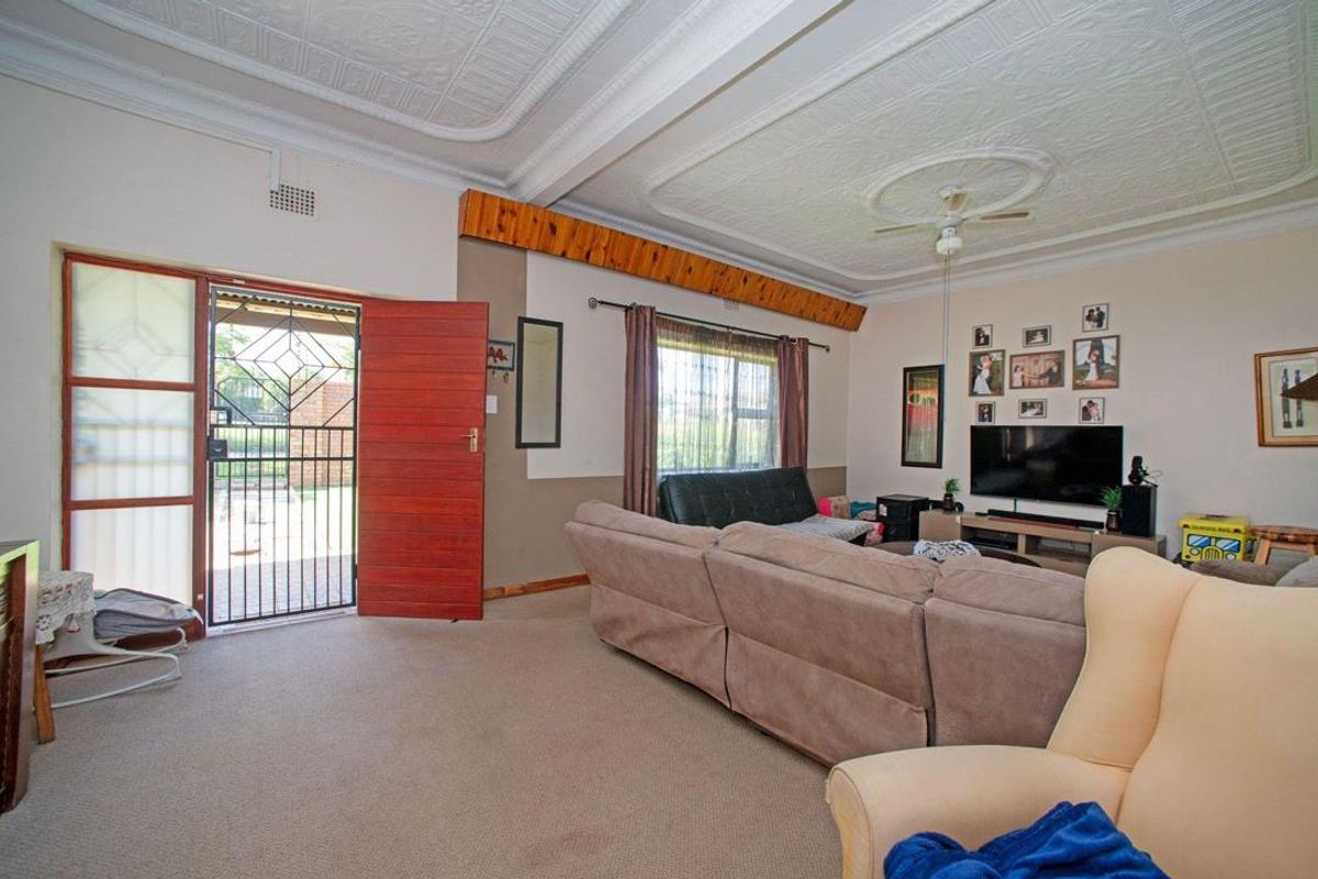 Affordable 3 Bedrom Family Home With Bachelor Pad! - Photo 3