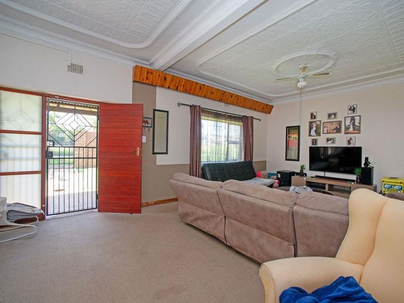 Affordable 3 Bedrom Family Home With Bachelor Pad! - Photo 3