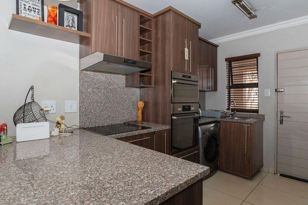 Renovated 2 Bed 1 Bath Ground Floor Unit with Spacious Private Garden - Photo 3