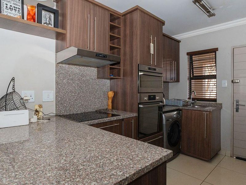 Renovated 2 Bed 1 Bath Ground Floor Unit with Spacious Private Garden - Photo 3