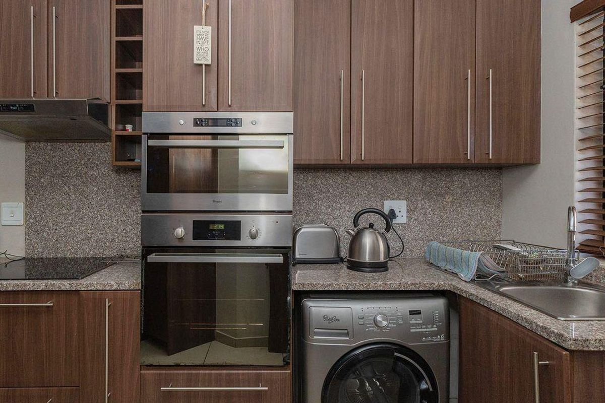 Renovated 2 Bed 1 Bath Ground Floor Unit with Spacious Private Garden - Photo 4