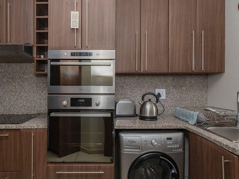 Renovated 2 Bed 1 Bath Ground Floor Unit with Spacious Private Garden - Photo 4