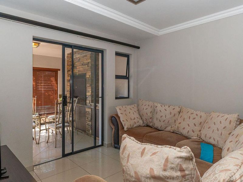 Renovated 2 Bed 1 Bath Ground Floor Unit with Spacious Private Garden - Photo 6