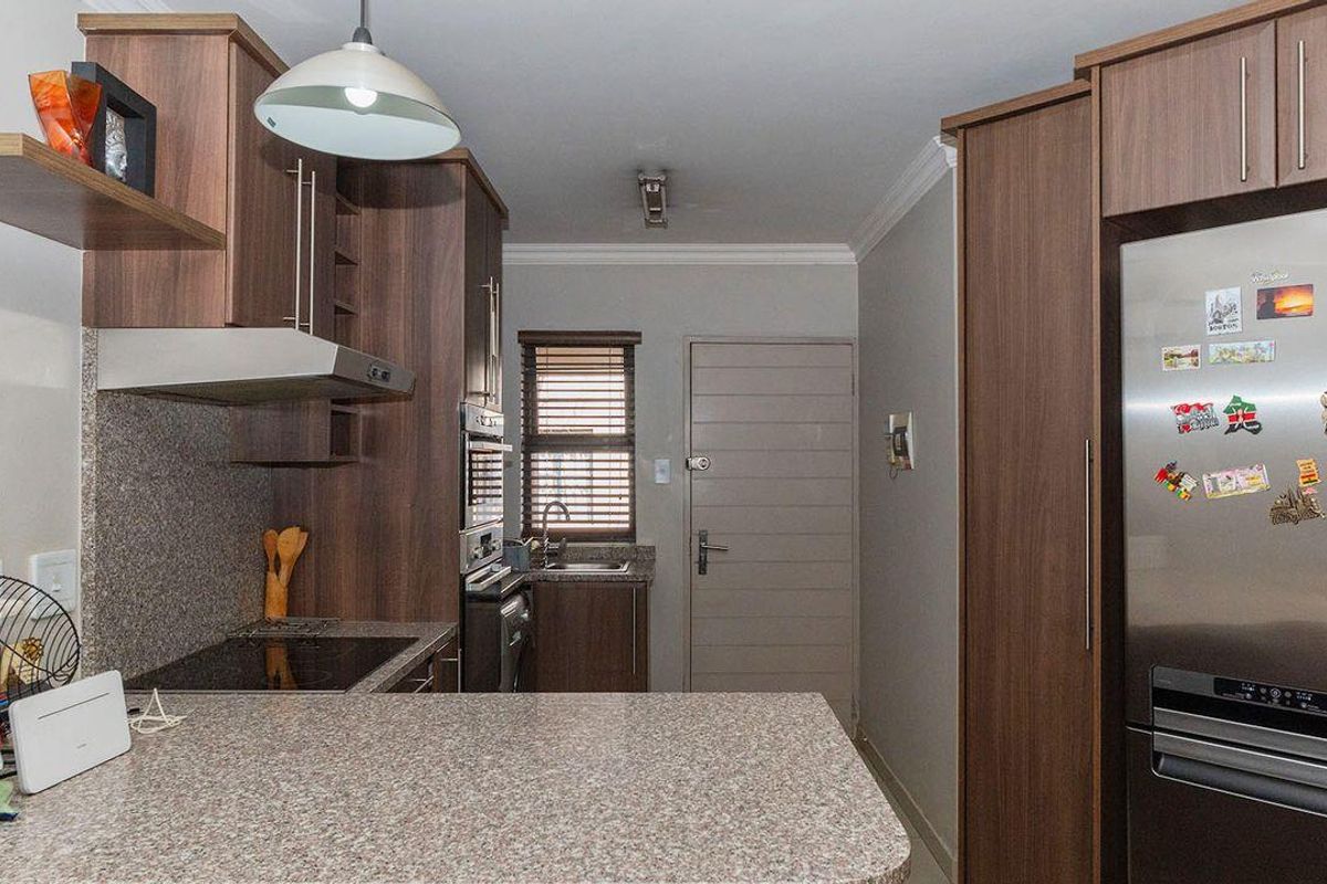 Renovated 2 Bed 1 Bath Ground Floor Unit with Spacious Private Garden - Photo 2