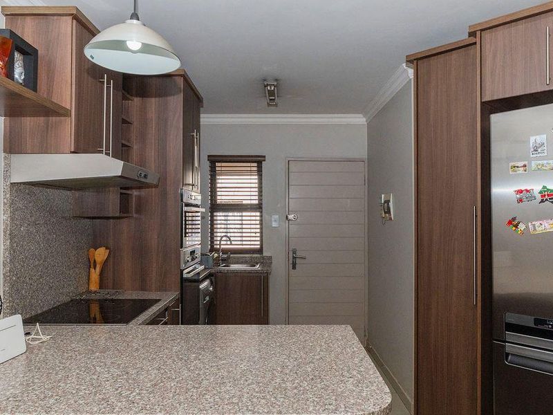 Renovated 2 Bed 1 Bath Ground Floor Unit with Spacious Private Garden - Photo 2