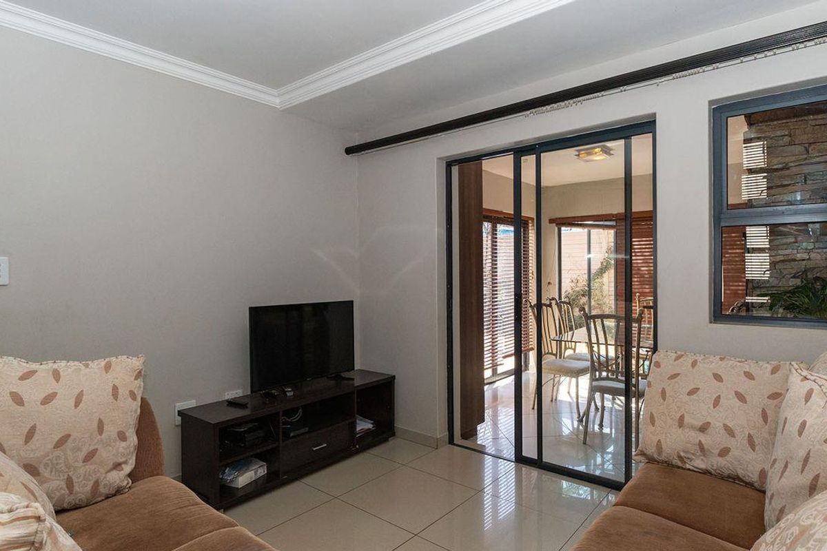 Renovated 2 Bed 1 Bath Ground Floor Unit with Spacious Private Garden - Photo 5