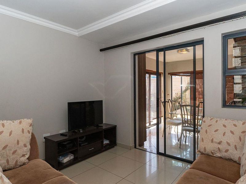 Renovated 2 Bed 1 Bath Ground Floor Unit with Spacious Private Garden - Photo 5