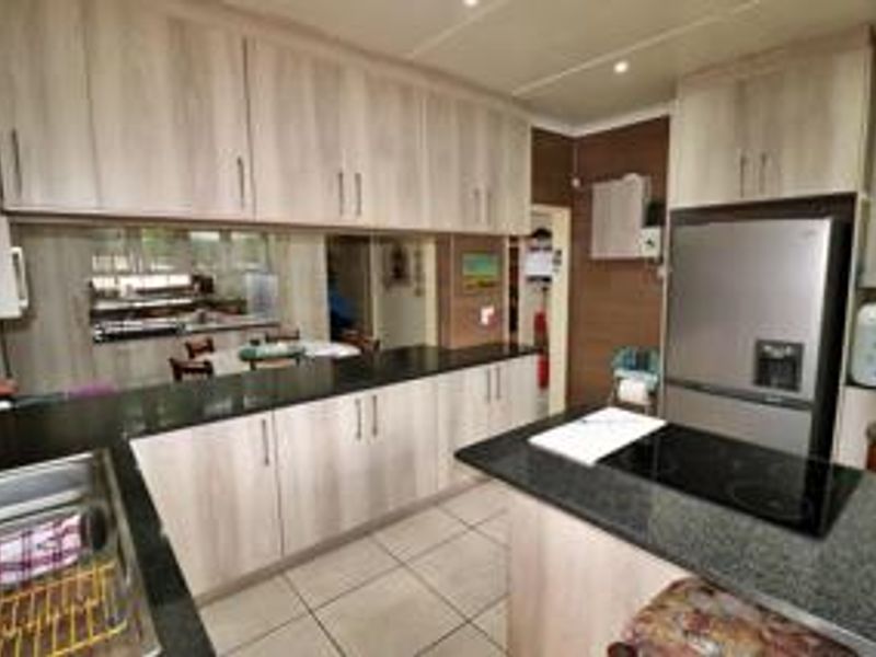 Stunning 4 Bedroom family home!!! - Photo 3