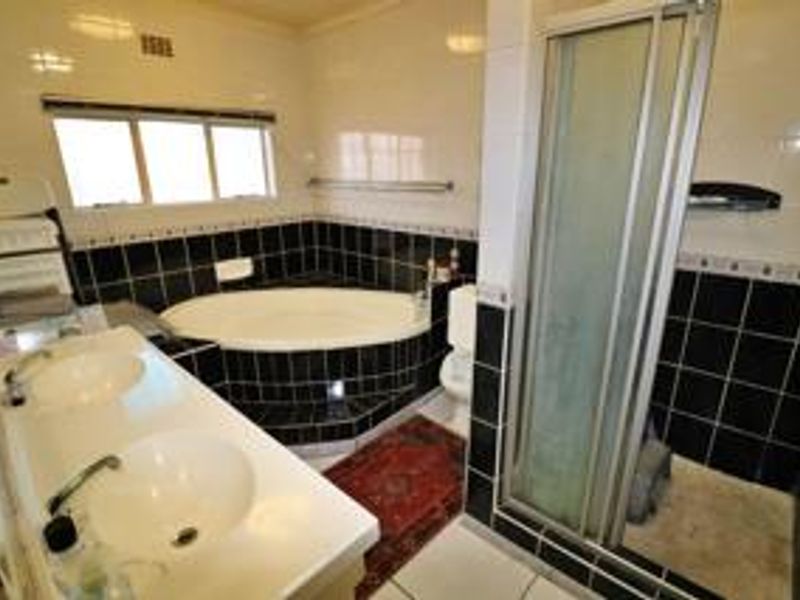 Stunning 4 Bedroom family home!!! - Photo 9