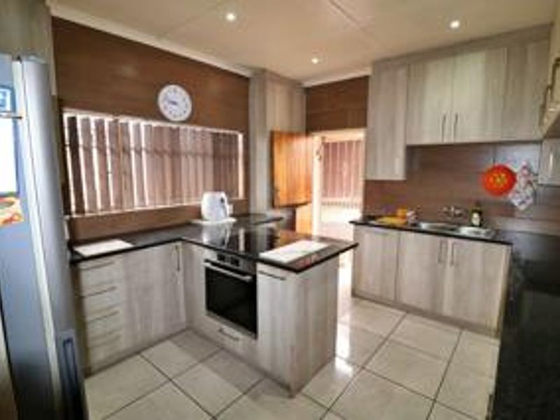 Stunning 4 Bedroom family home!!! - Photo 2