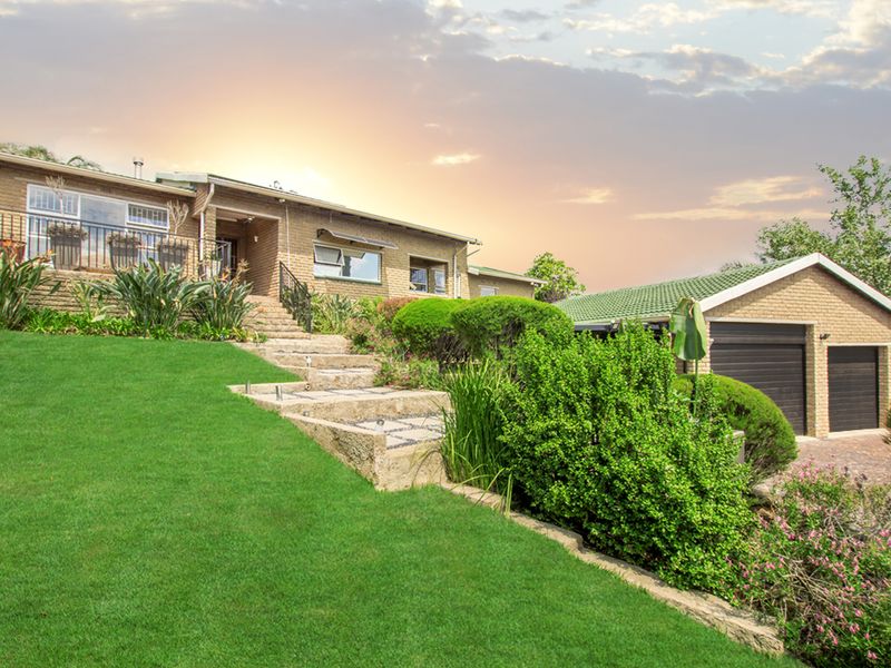 Upgraded family home with stunning 360-degree views! - Photo 2