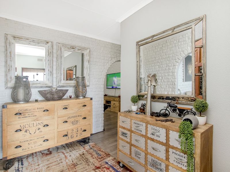 Upgraded family home with stunning 360-degree views! - Photo 4
