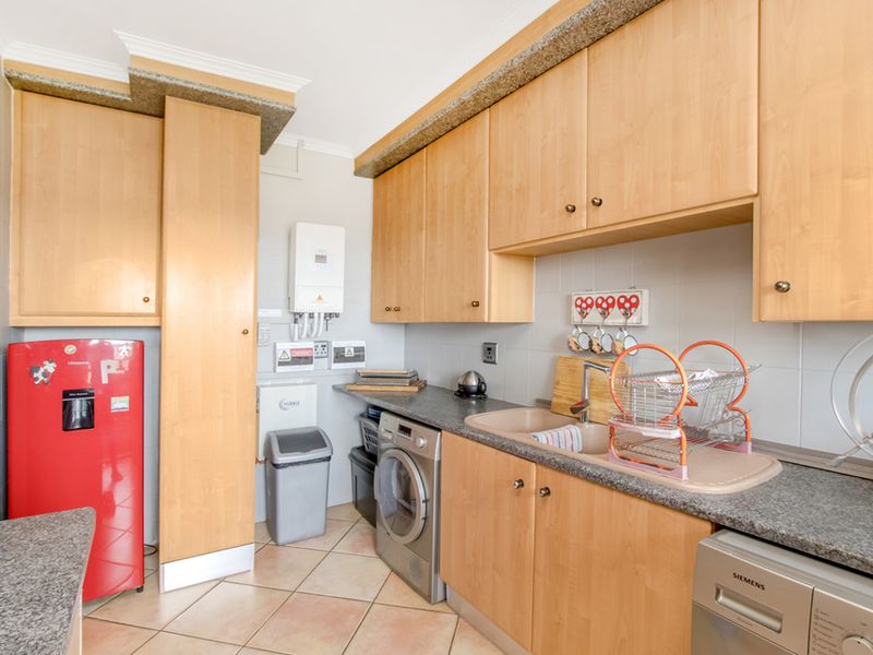 Upgraded family home with stunning 360-degree views! - Photo 9