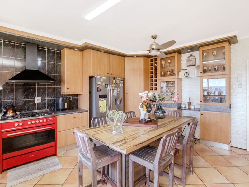 Upgraded family home with stunning 360-degree views! - Photo 8