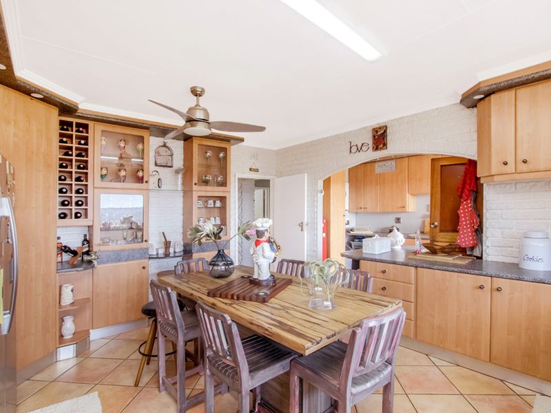 Upgraded family home with stunning 360-degree views! - Photo 7