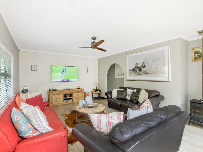 Upgraded family home with stunning 360-degree views! - Photo 6