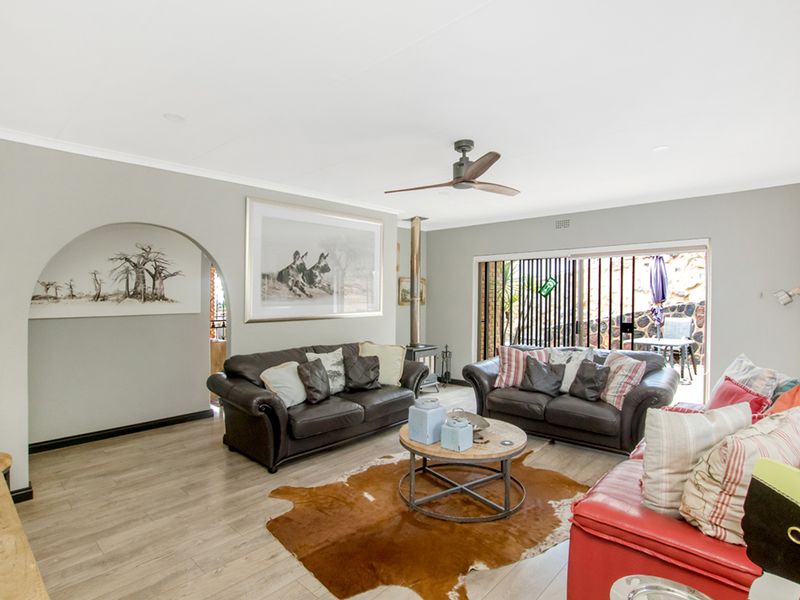 Upgraded family home with stunning 360-degree views! - Photo 5