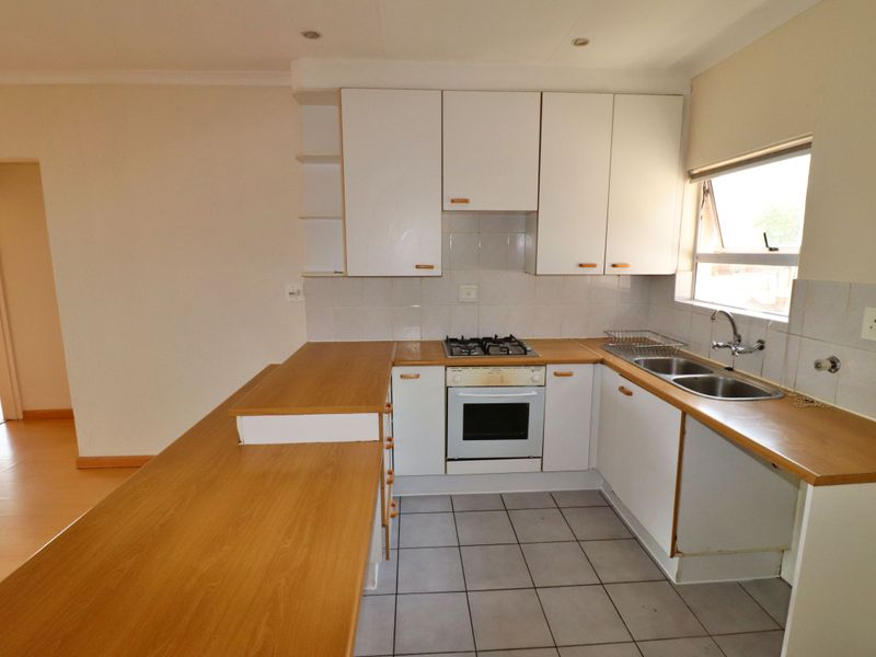 2 Bedroom Easy Living With Balcony!!! - Photo 2