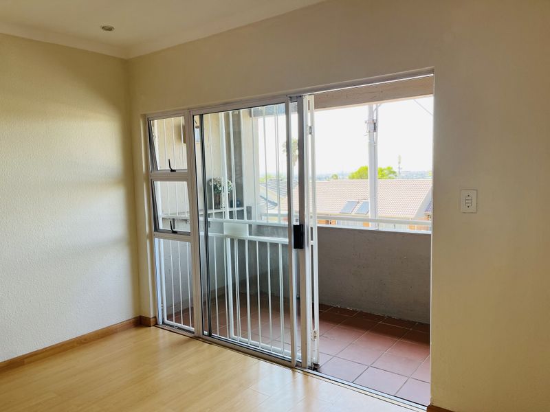 2 Bedroom Easy Living With Balcony!!! - Photo 6