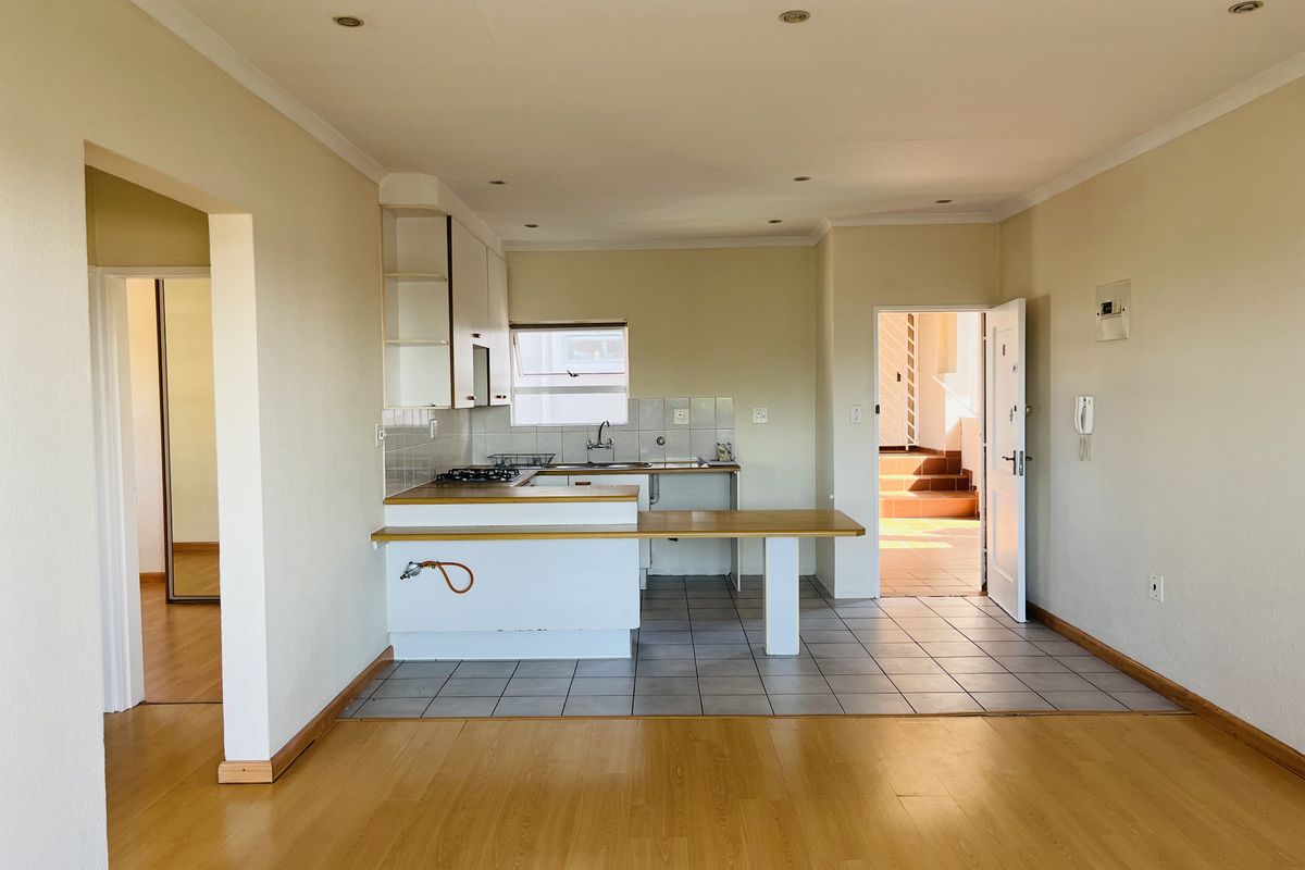 2 Bedroom Easy Living With Balcony!!! - Photo 3