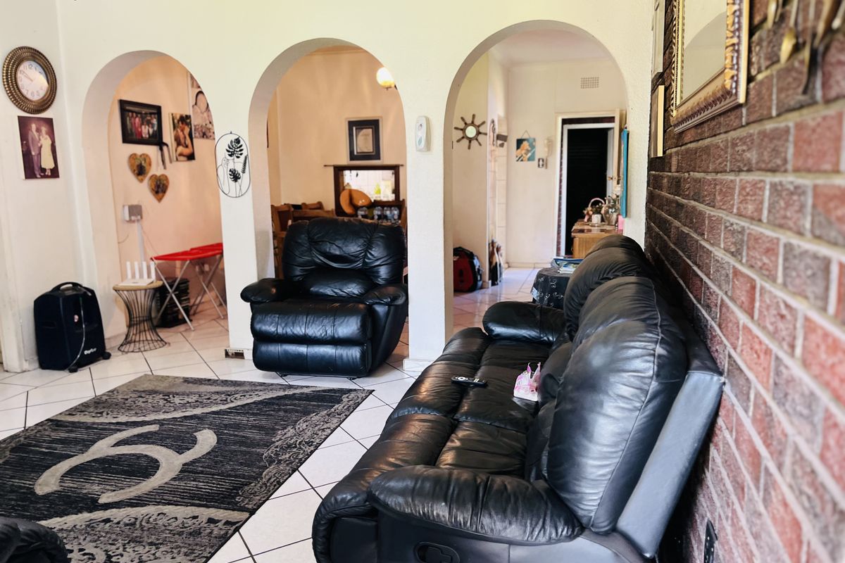 Freestanding, Private Garden, 2 Parking - Photo 4