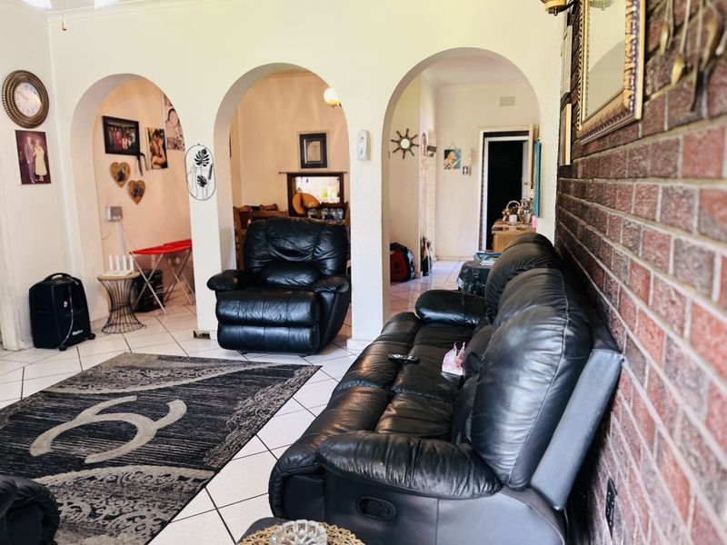 Freestanding, Private Garden, 2 Parking - Photo 4