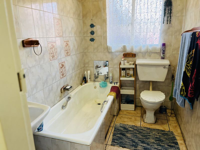 Freestanding, Private Garden, 2 Parking - Photo 8