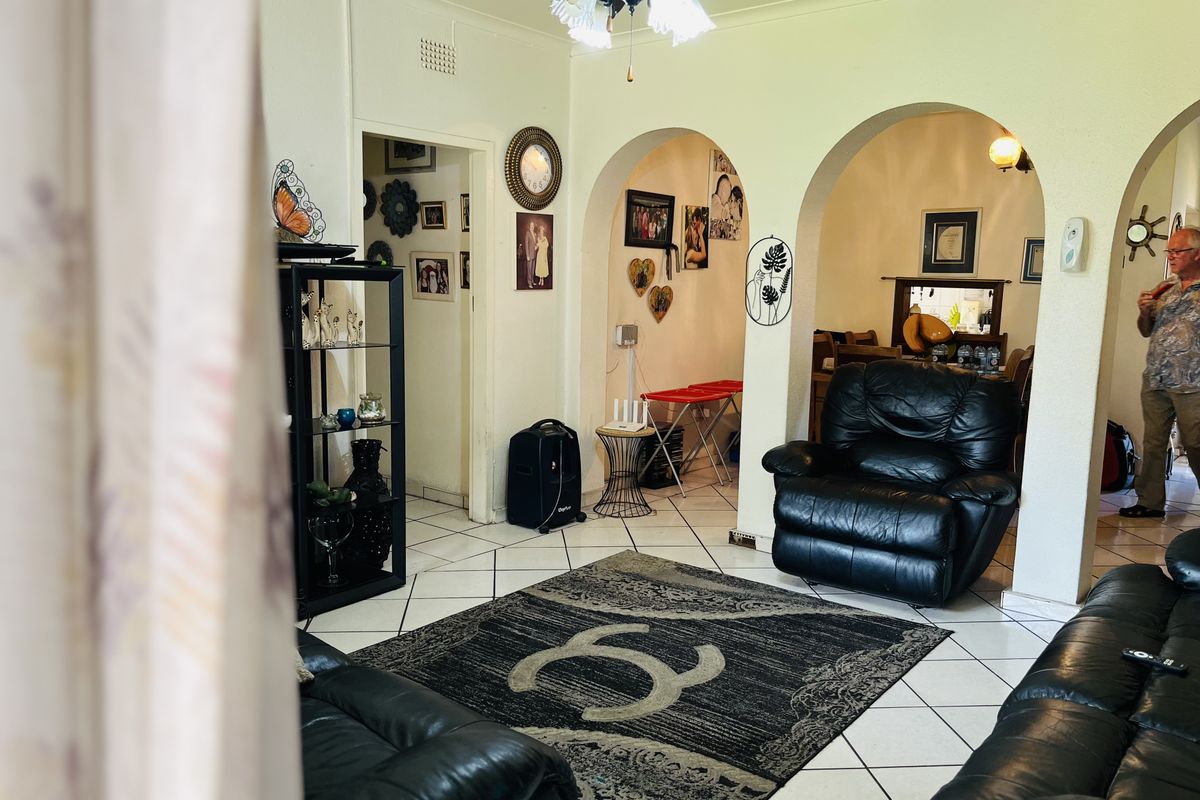 Freestanding, Private Garden, 2 Parking - Photo 2