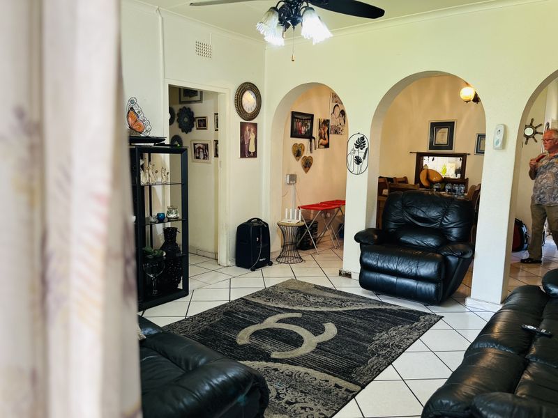 Freestanding, Private Garden, 2 Parking - Photo 2