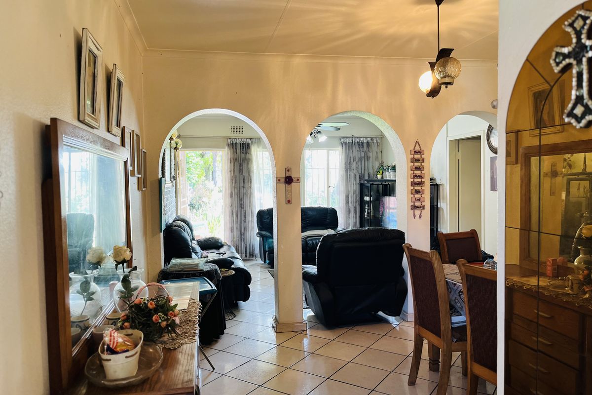 Freestanding, Private Garden, 2 Parking - Photo 3