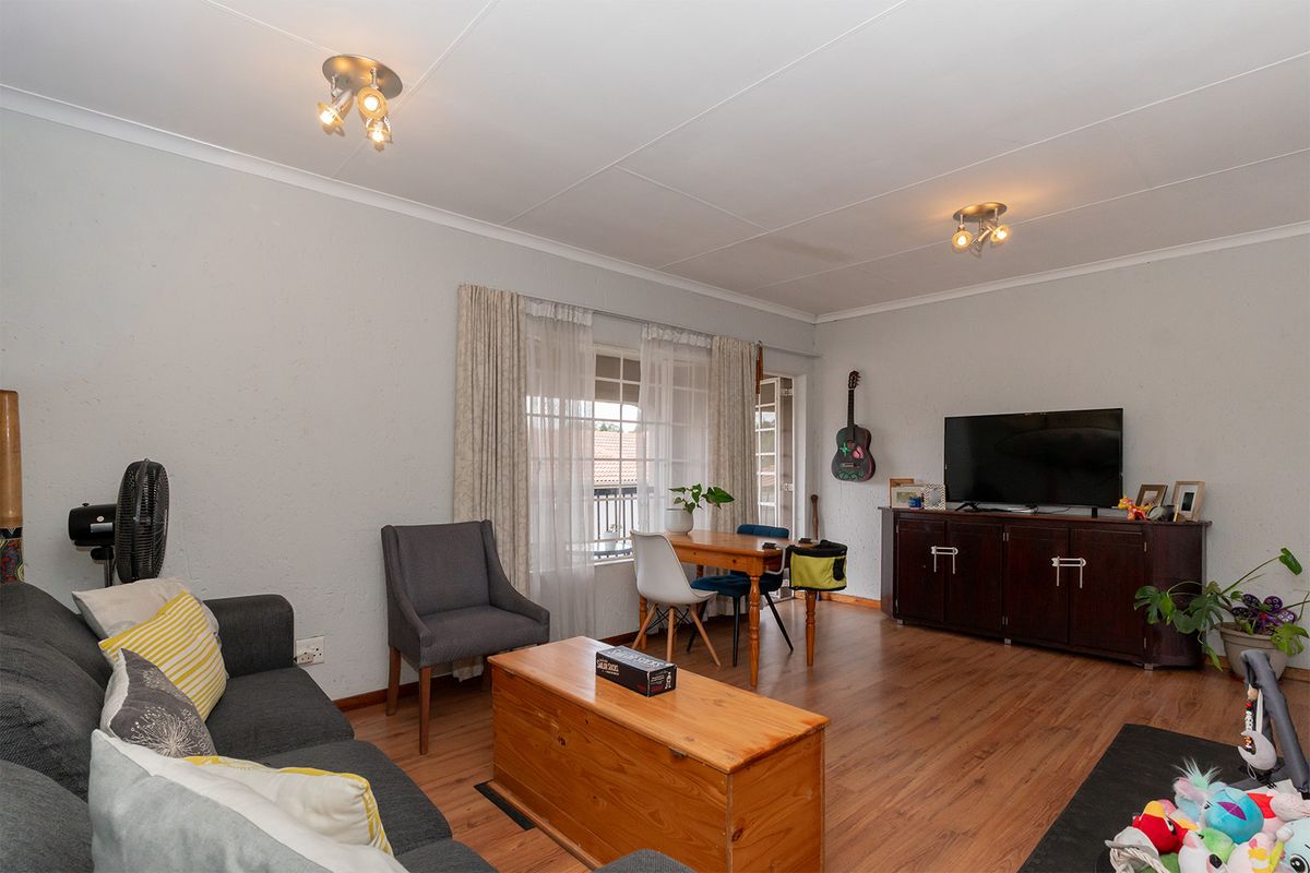 Secure & Stylish 2nd Floor Apartment in Farrarmere Country Estates - Photo 4
