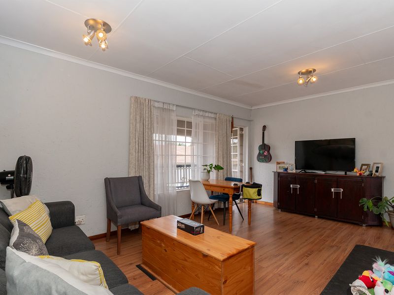 Secure & Stylish 2nd Floor Apartment in Farrarmere Country Estates - Photo 4