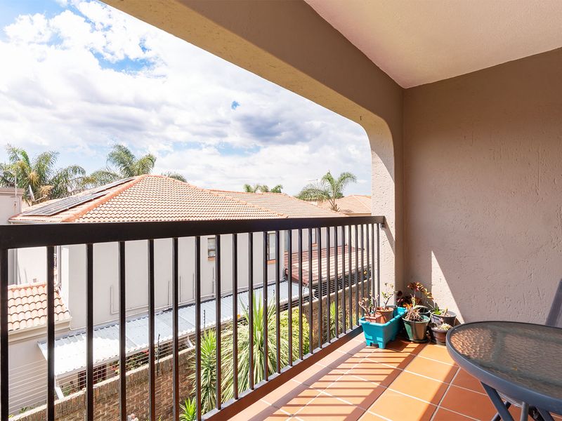 Secure & Stylish 2nd Floor Apartment in Farrarmere Country Estates - Photo 10