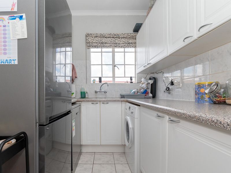 Secure & Stylish 2nd Floor Apartment in Farrarmere Country Estates - Photo 8