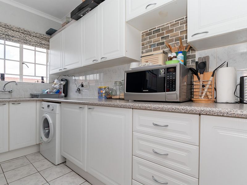 Secure & Stylish 2nd Floor Apartment in Farrarmere Country Estates - Photo 7