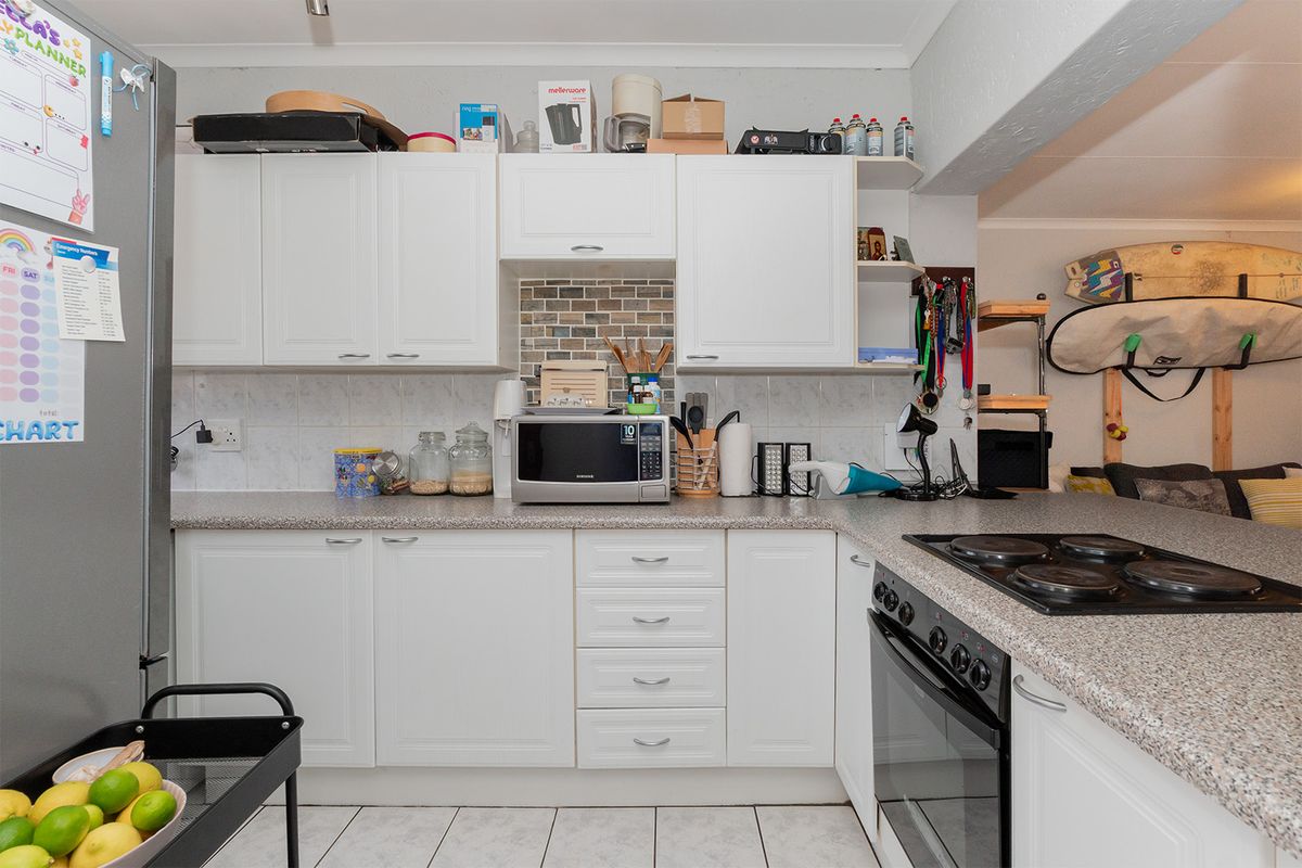 Secure & Stylish 2nd Floor Apartment in Farrarmere Country Estates - Photo 5