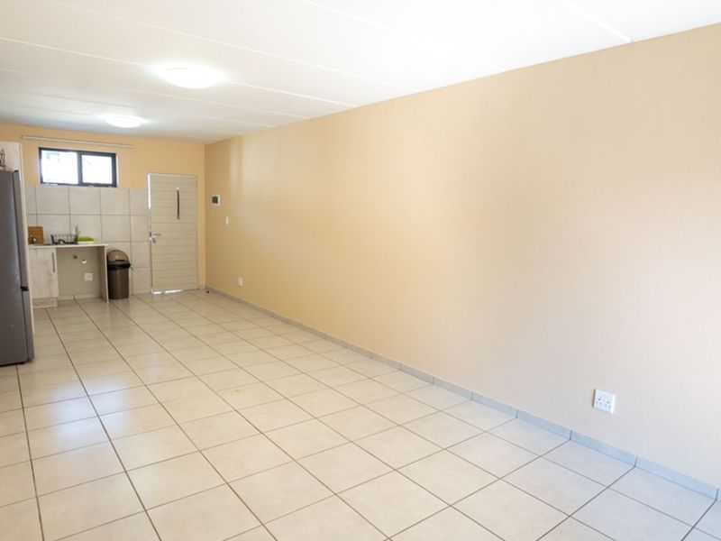 Modern 2-Bedroom First Floor Apartment – Freshly Painted & Move-In Ready - Photo 5