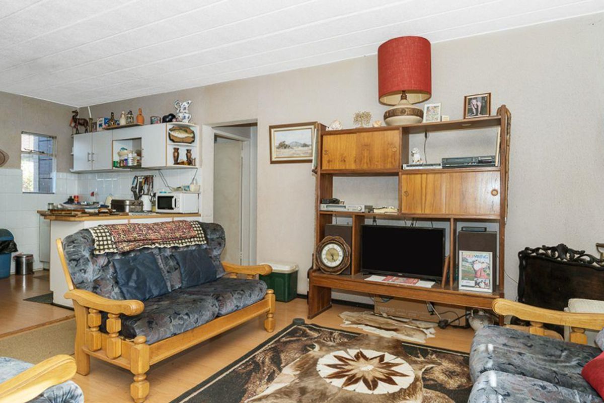 Neat 2 Bed 1 Bath Ground Floor Unit - Photo 3