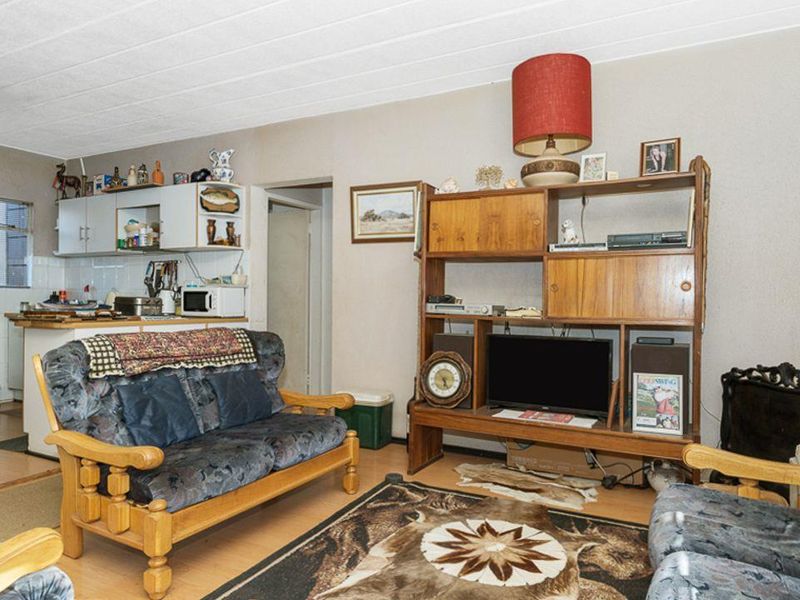 Neat 2 Bed 1 Bath Ground Floor Unit - Photo 3