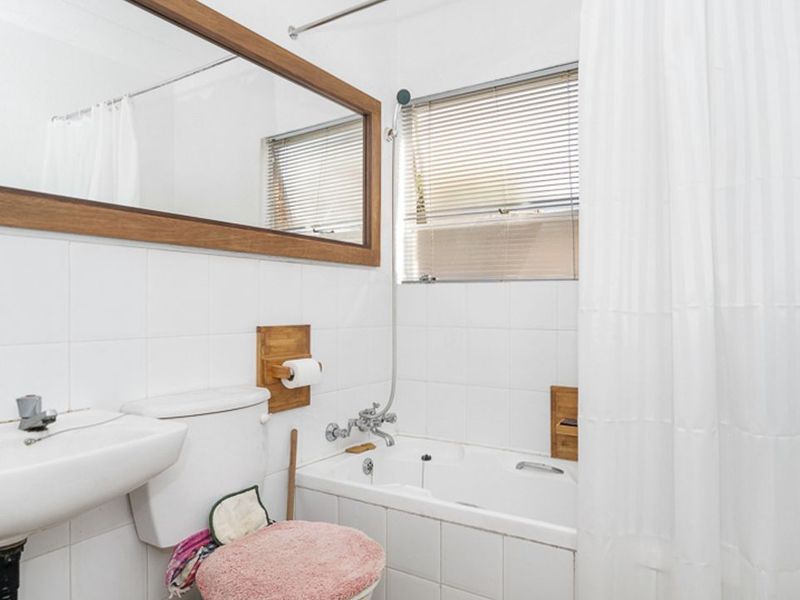 Neat 2 Bed 1 Bath Ground Floor Unit - Photo 10