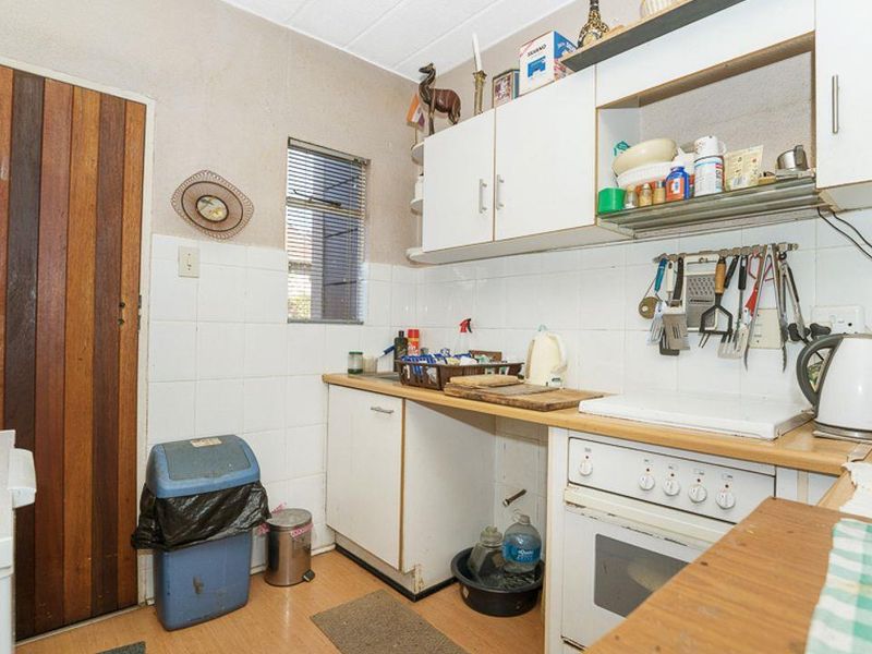 Neat 2 Bed 1 Bath Ground Floor Unit - Photo 6