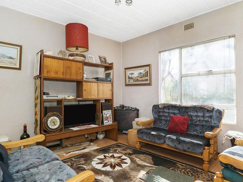 Neat 2 Bed 1 Bath Ground Floor Unit - Photo 4